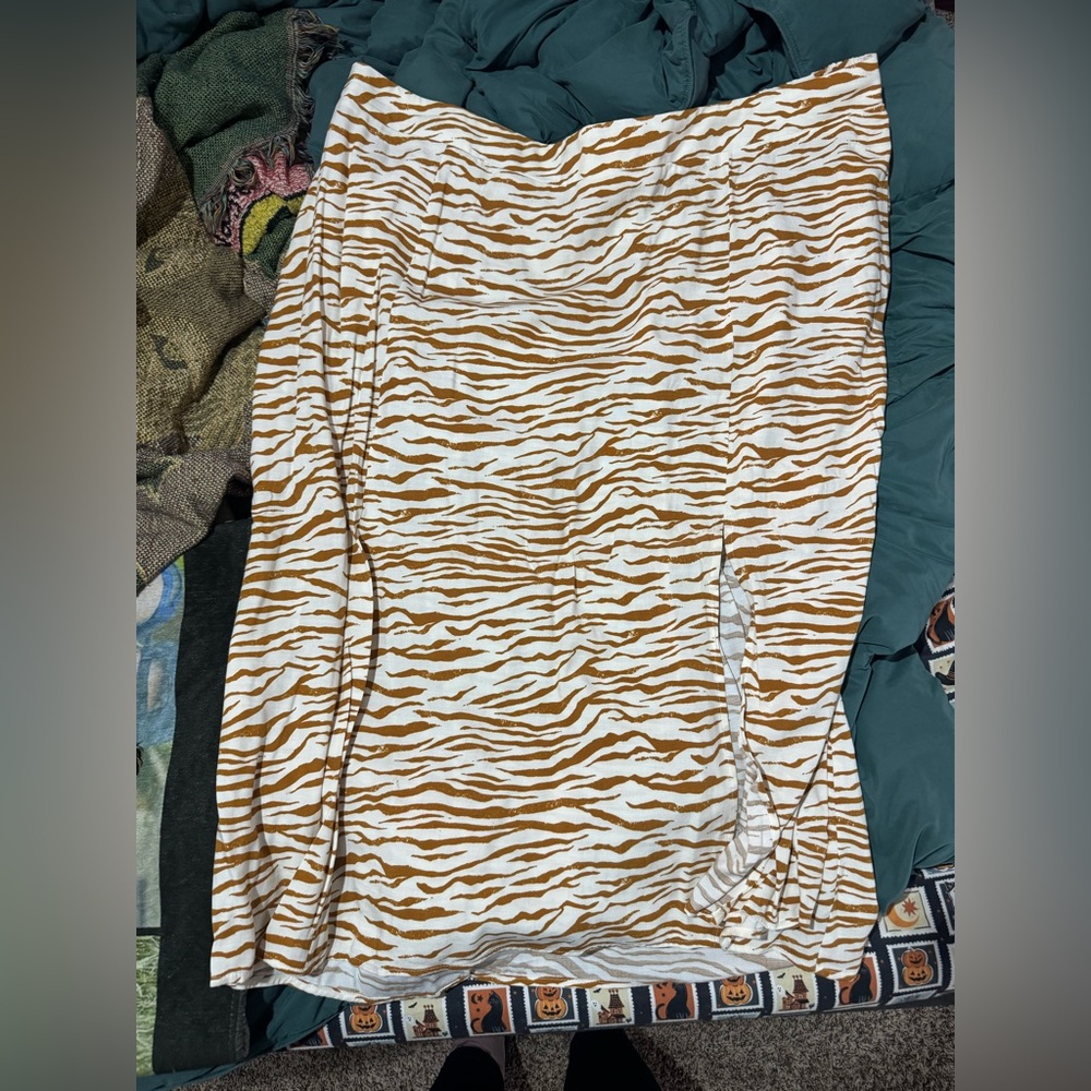 Ava & Viv Animal Print Skirt in White and Yellow/tan